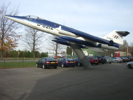 Baarlo : Napoleonsbaan Zuid, dieses Flugzeug befindet sich an der N 273 am Ortsrand von Baarlo